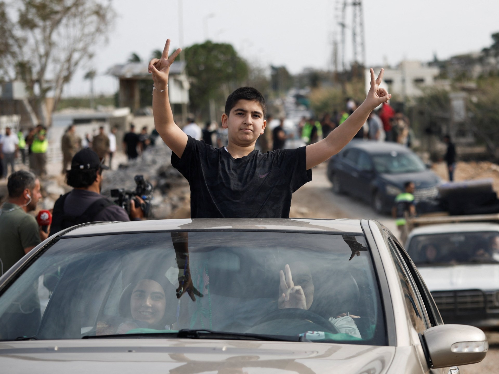 pengungsi-lebanon-kembali-karena-menembak-israel-menembakkan-senjata-di-selatan