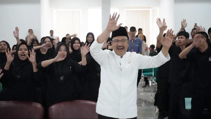Gus Ipul Soroti Dampak Sekolah Rakyat bagi Siswa SRMA Makassar