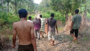 Jalan Desa Rusak, Ibu di Pandeglang Terpaksa Ditandu 1 Km Usai Melahirkan