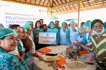 Ketum TP PKK Puji Produk Lokal Unggulan Minyak Kemiri Kabupaten Belu