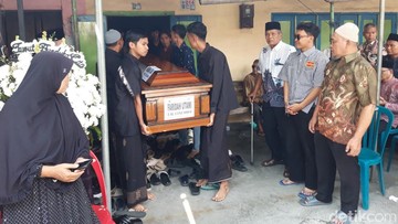 Tangis Iringi Pemakaman Faridah, Pegawai RSCM Korban Kecelakaan Kereta Bekasi