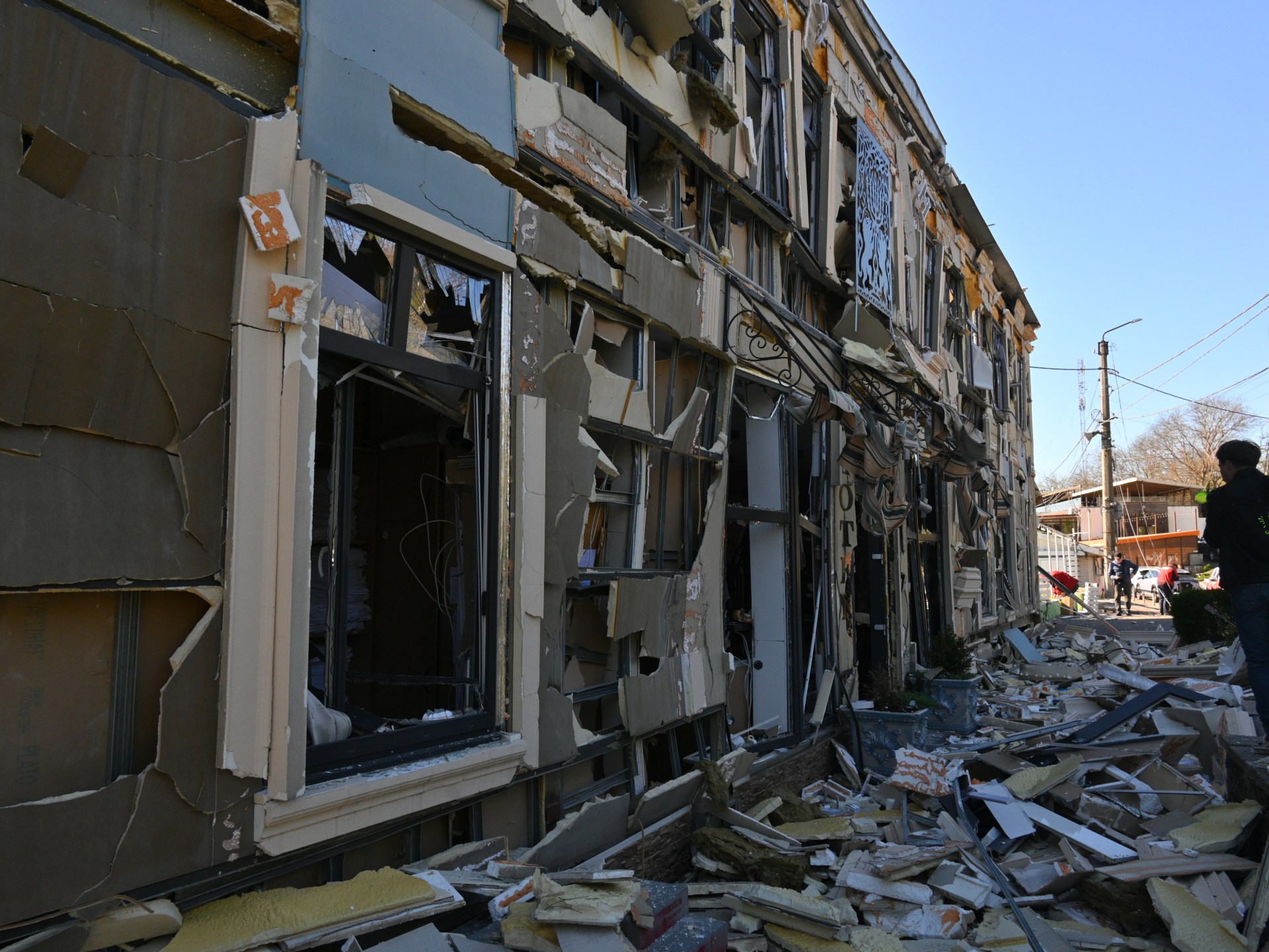 Setidaknya tiga orang tewas dan lebih dari 10 orang terluka dalam serangan Rusia di Ukraina