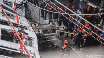 Kisah Menyayat Hati Keluarga Cari Korban Kecelakaan Kereta Bekasi