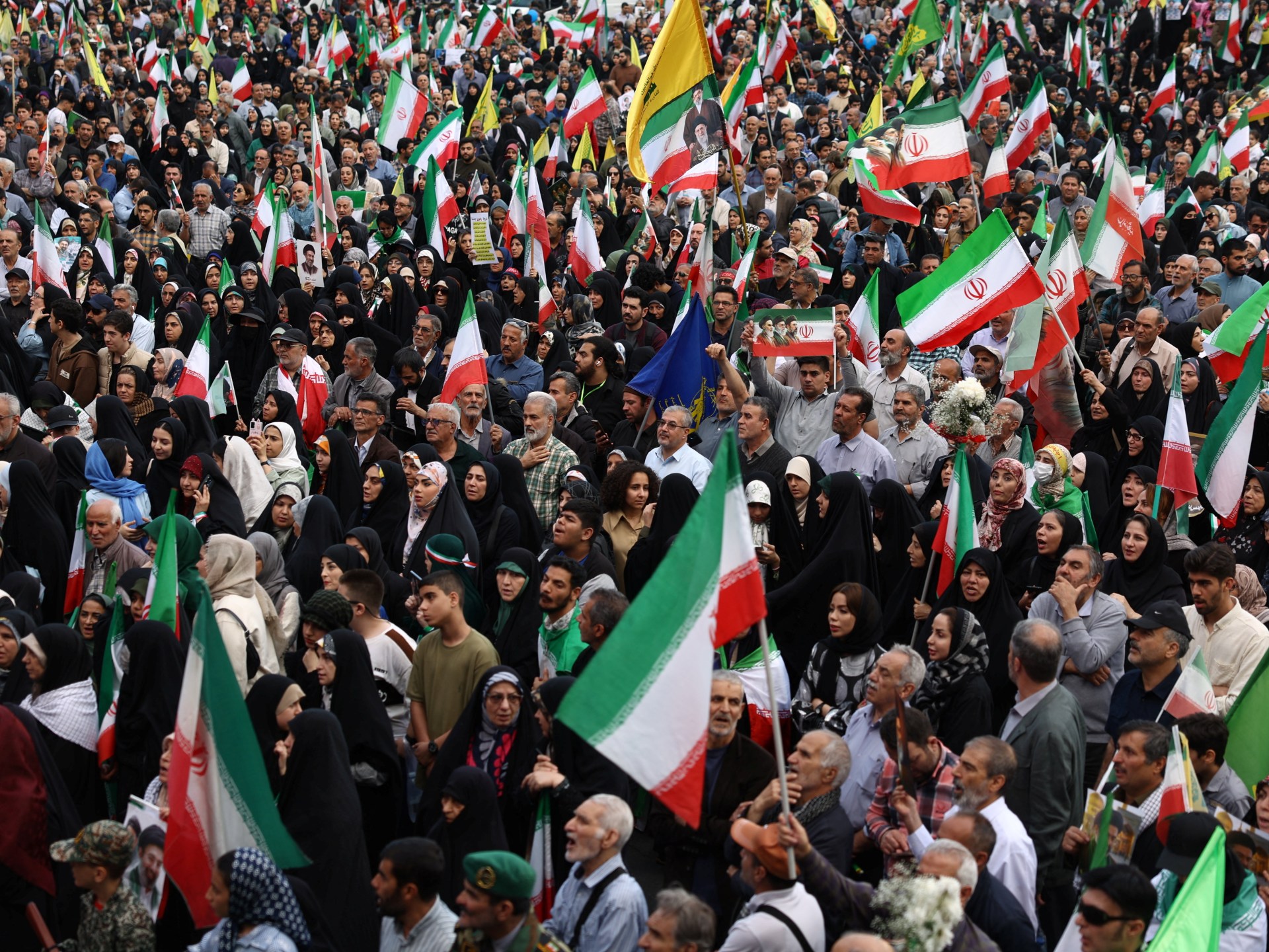 Trump mendesak Iran untuk 'menyerah saja'; harga minyak melonjak di tengah kebuntuan Hormuz