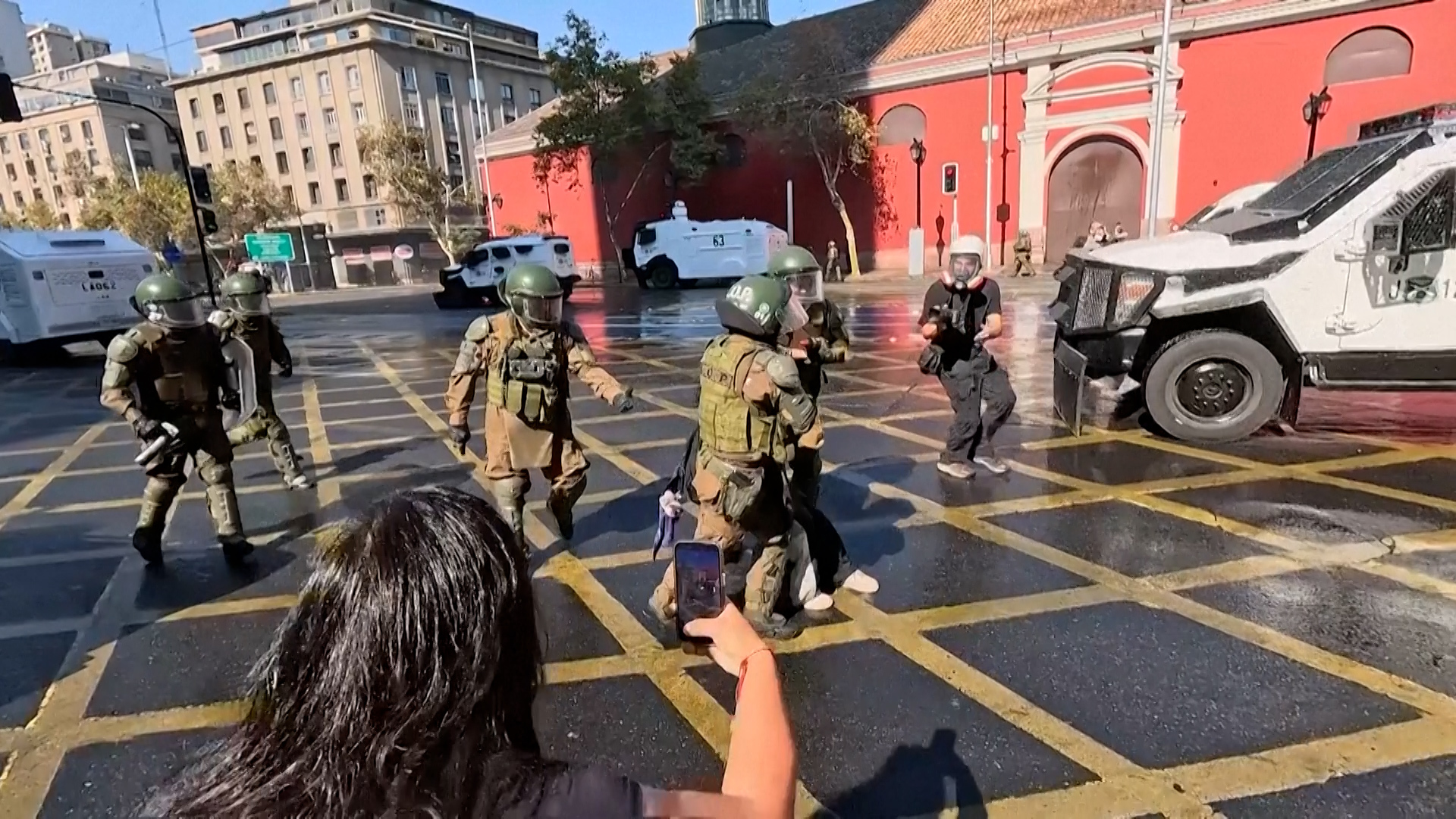 Polisi Chile menembakkan meriam udara ke arah siswa pengunjuk rasa