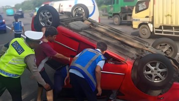LCGC Terbalik di Tol Jagorawi Arah Bogor, Pengemudi Terluka
