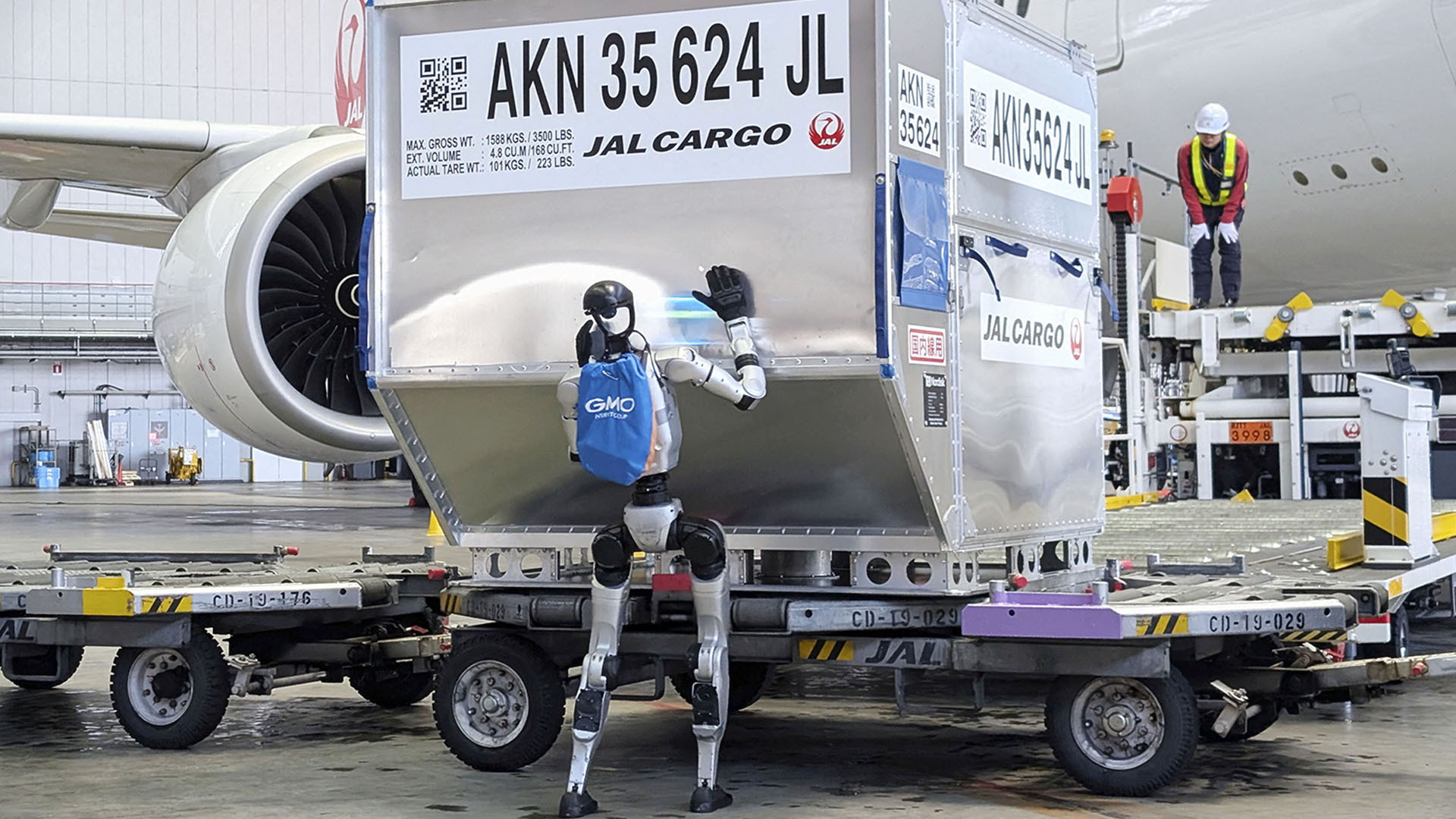 Robot humanoid sedang diuji coba sebagai pekerja bandara di Jepang