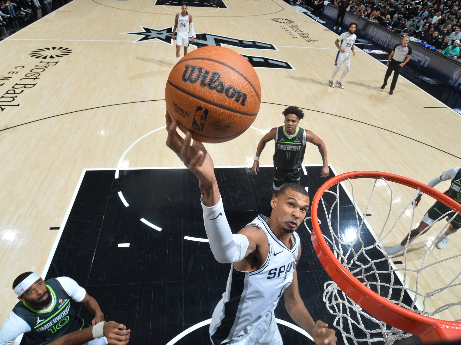 Wembanyama dan Spurs bangkit untuk menyamakan kedudukan melawan Timberwolves di Playoff NBA