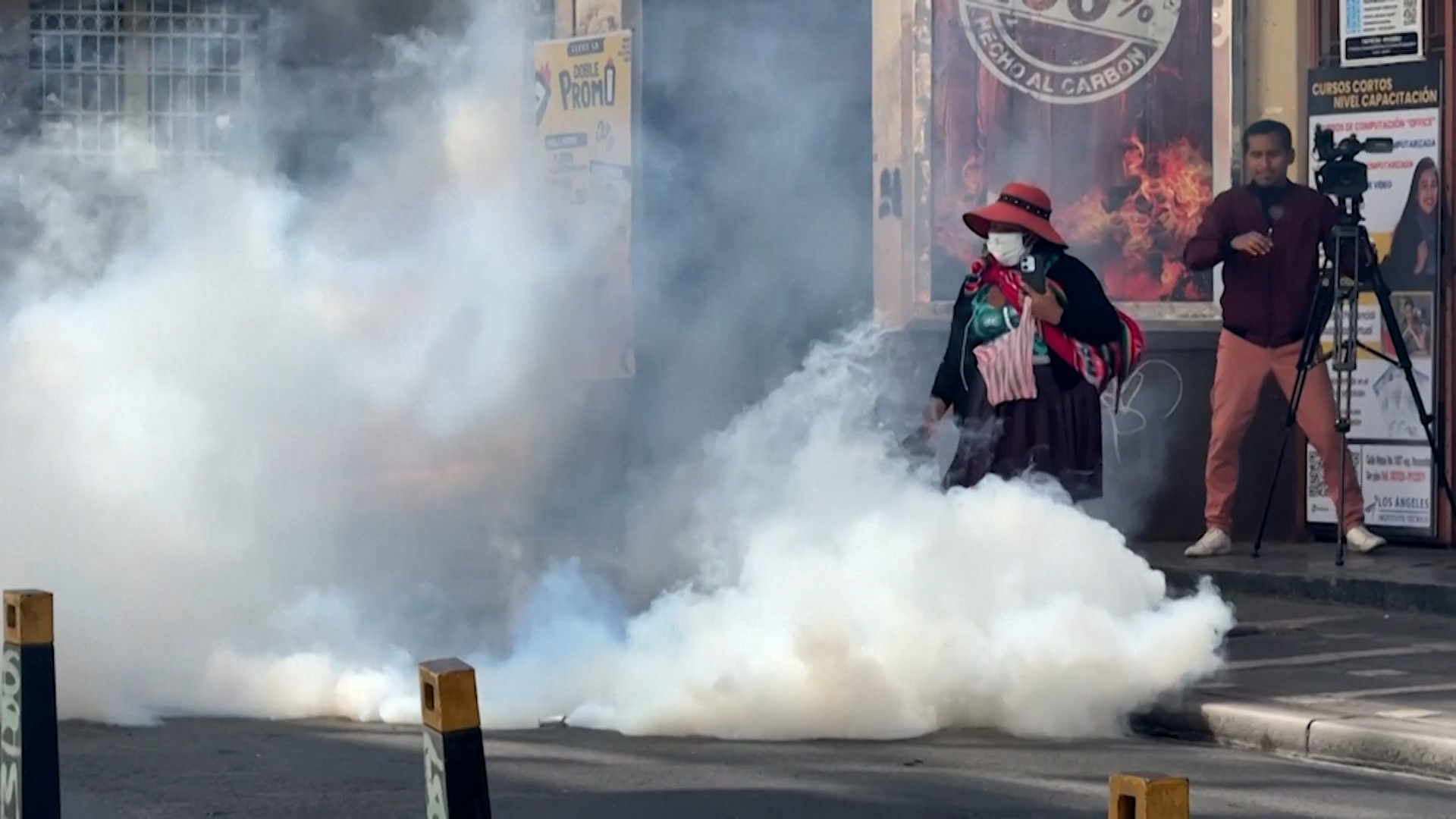 Polisi Bolivia menembakkan gas air mata ke arah para guru yang melakukan protes