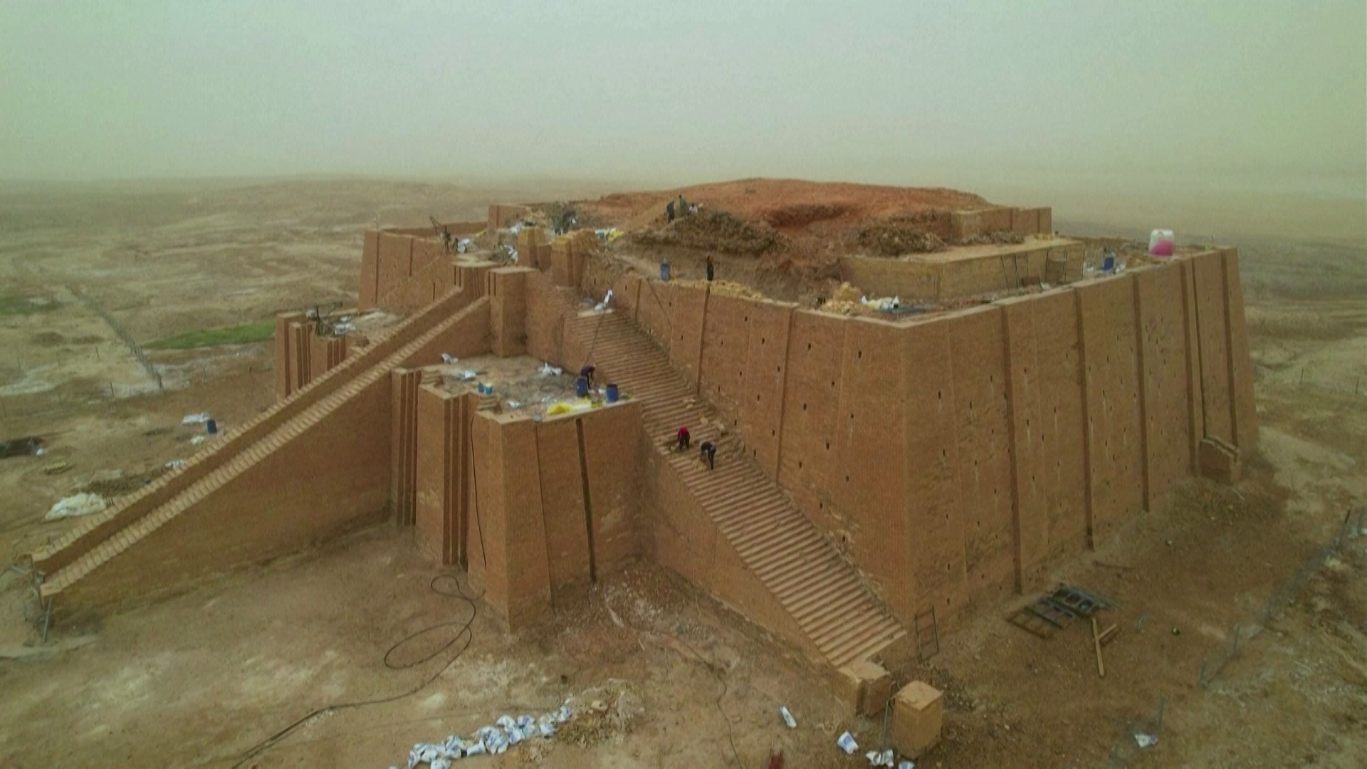 Ziggurat Ur kuno di Irak menggunakan metode tradisional