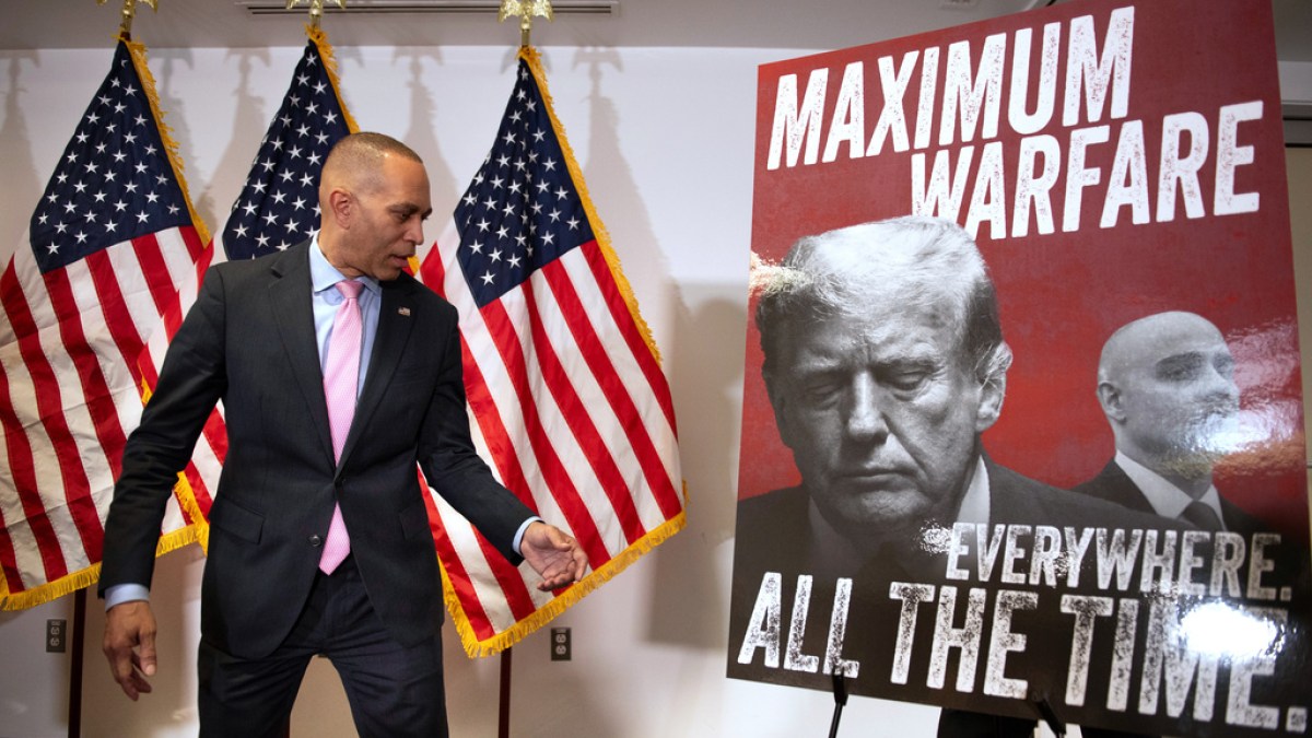 Trump menyuarakan tuduhan 'hasutan' terhadap petinggi Partai Demokrat Hakeem Jeffries