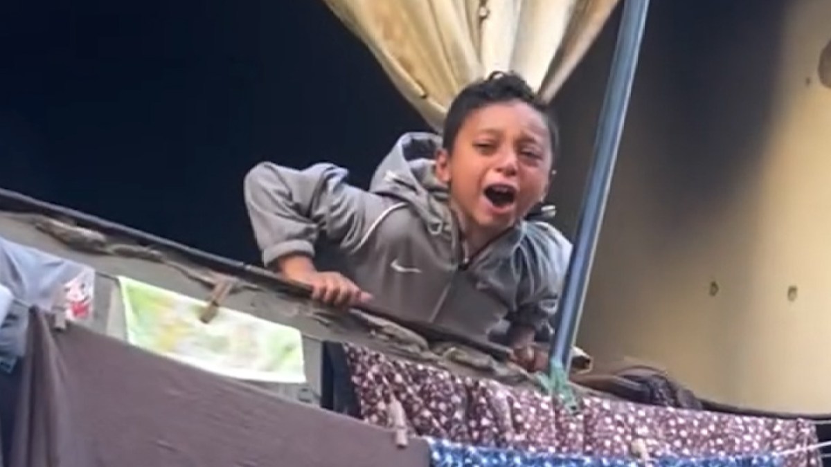 Bocah Palestina ketakutan atas kematian ayahnya dalam serangan Israel terhadap pos keamanan
