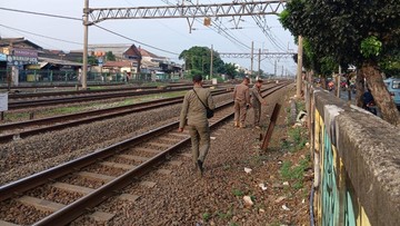 Satpol PP Tutup Akses Keluar-Masuk Rel Jatinegara Usai Viral Video Mesum