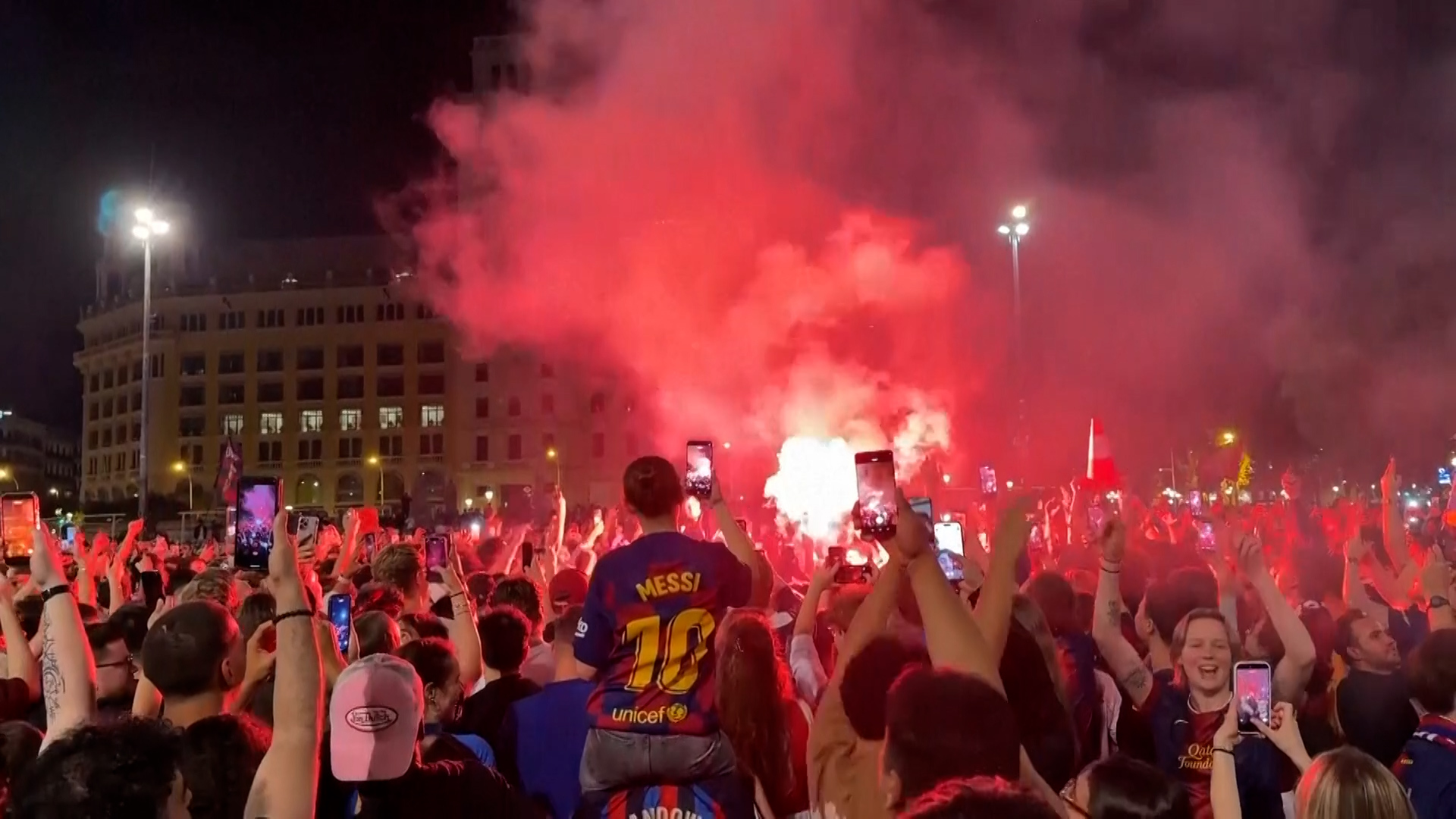 'Campeones': Perayaan liar saat Barcelona meraih La Liga di El Clasico