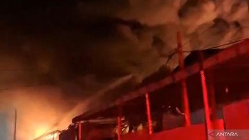Kebakaran di Pergudangan Miami Jakbar Hanguskan 4 Gudang Paket