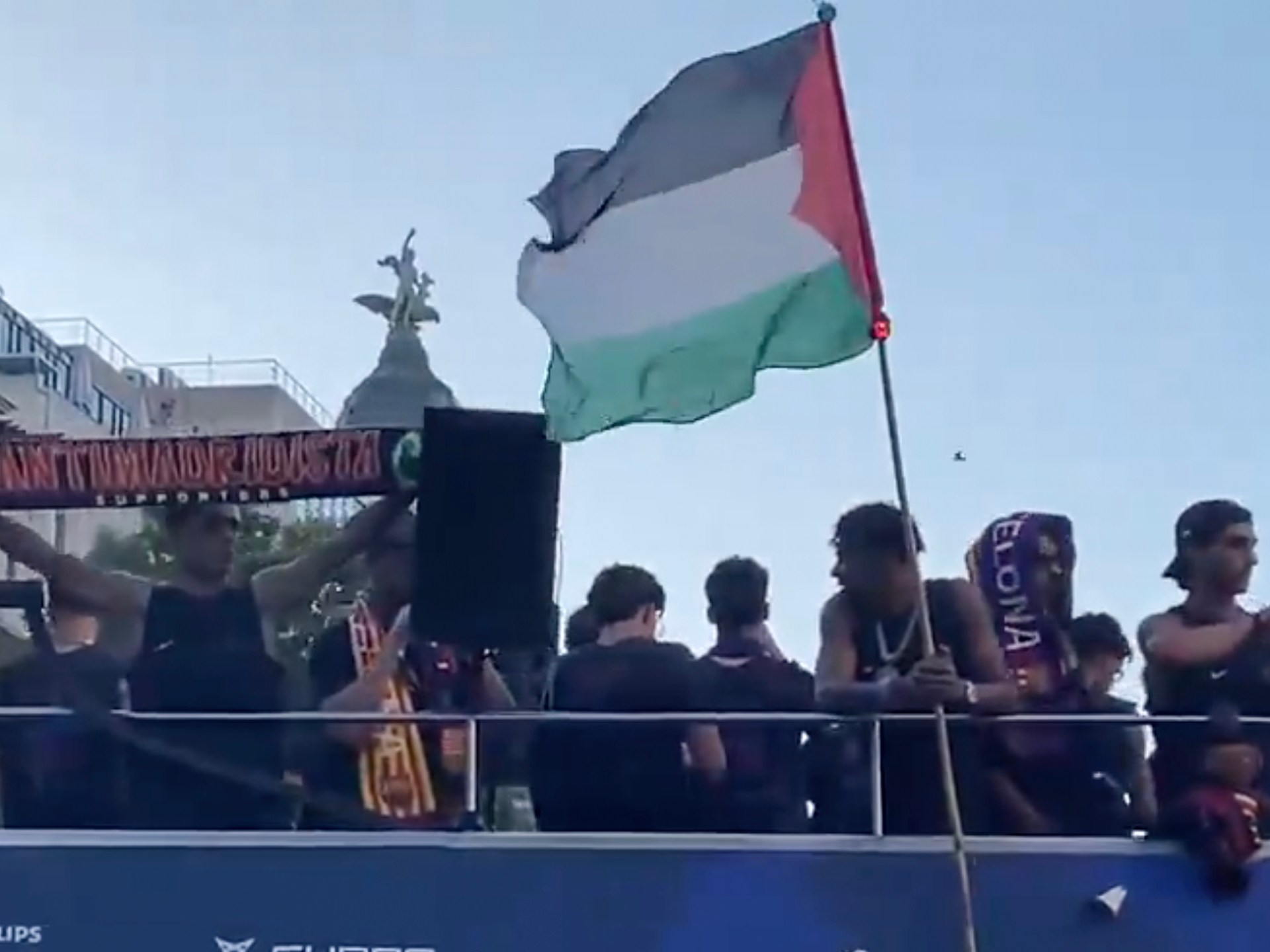 Lamine Yamal mengibarkan bendera Palestina saat Barcelona merayakan kemenangan La Liga