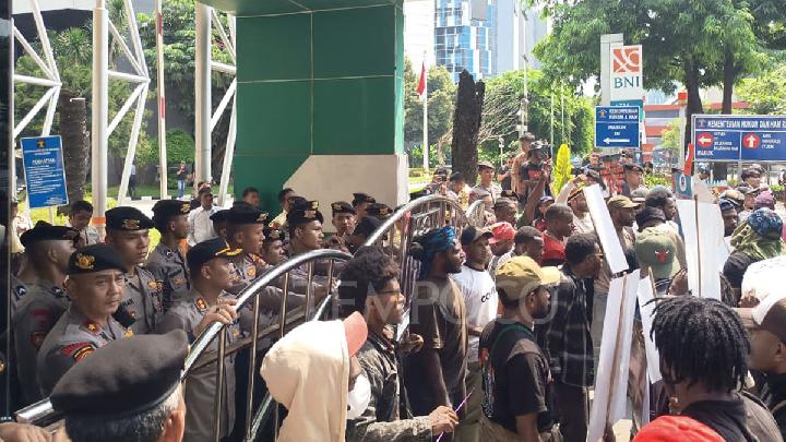 demo-mahasiswa-papua-sebut-natalius-pigai-penjilat-prabowo