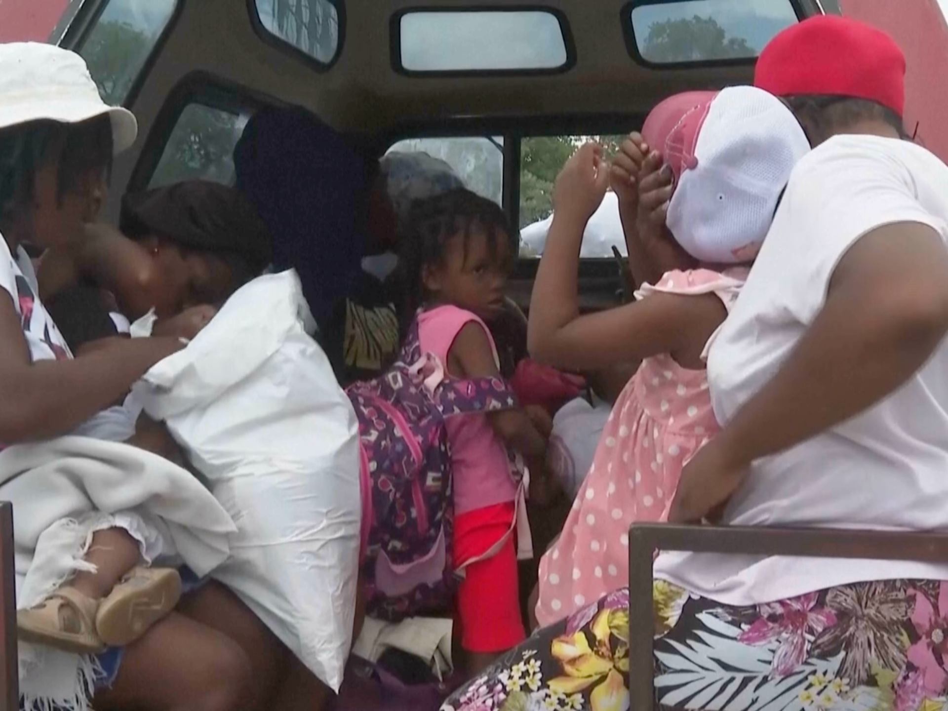 Ratusan lainnya mengungsi ketika kekerasan geng meningkat di ibu kota Haiti