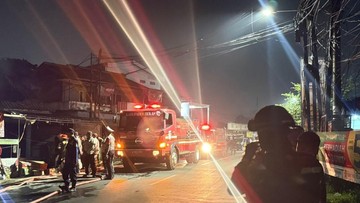Brimob Polda Metro Bantu Padamkan Kebakaran Bengkel di Bekasi
