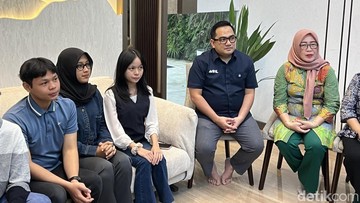Ketua Komisi II DPR Akan Carikan Beasiswa untuk Tim Ocha Peserta LCC MPR