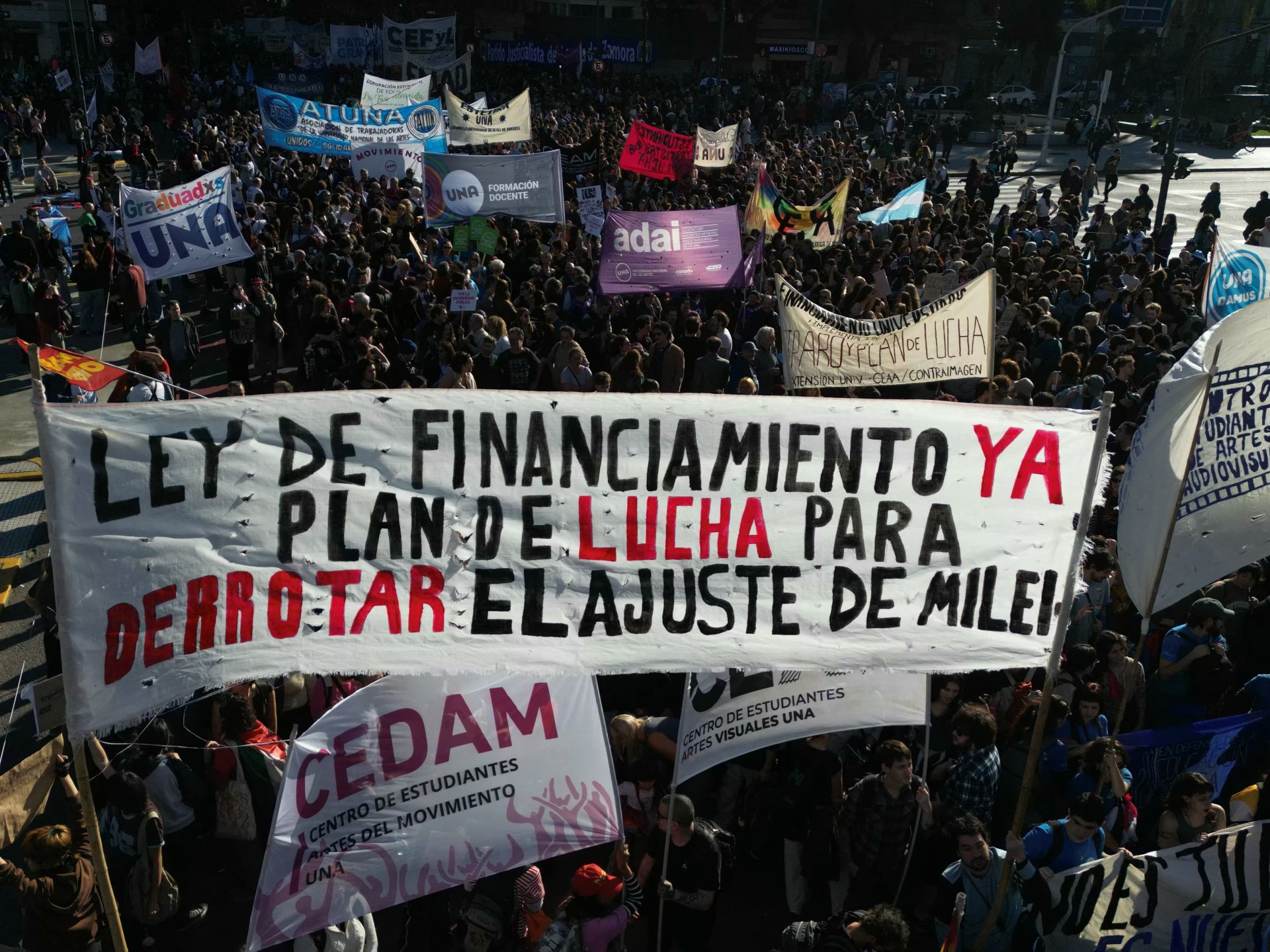 Foto: Puluhan ribu orang melakukan protes di Argentina atas penutupan universitas Milei