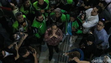 Momen Haru saat Nadiem Peluk dan Rangkul Ojol Usai Dituntut 18 Tahun Penjara