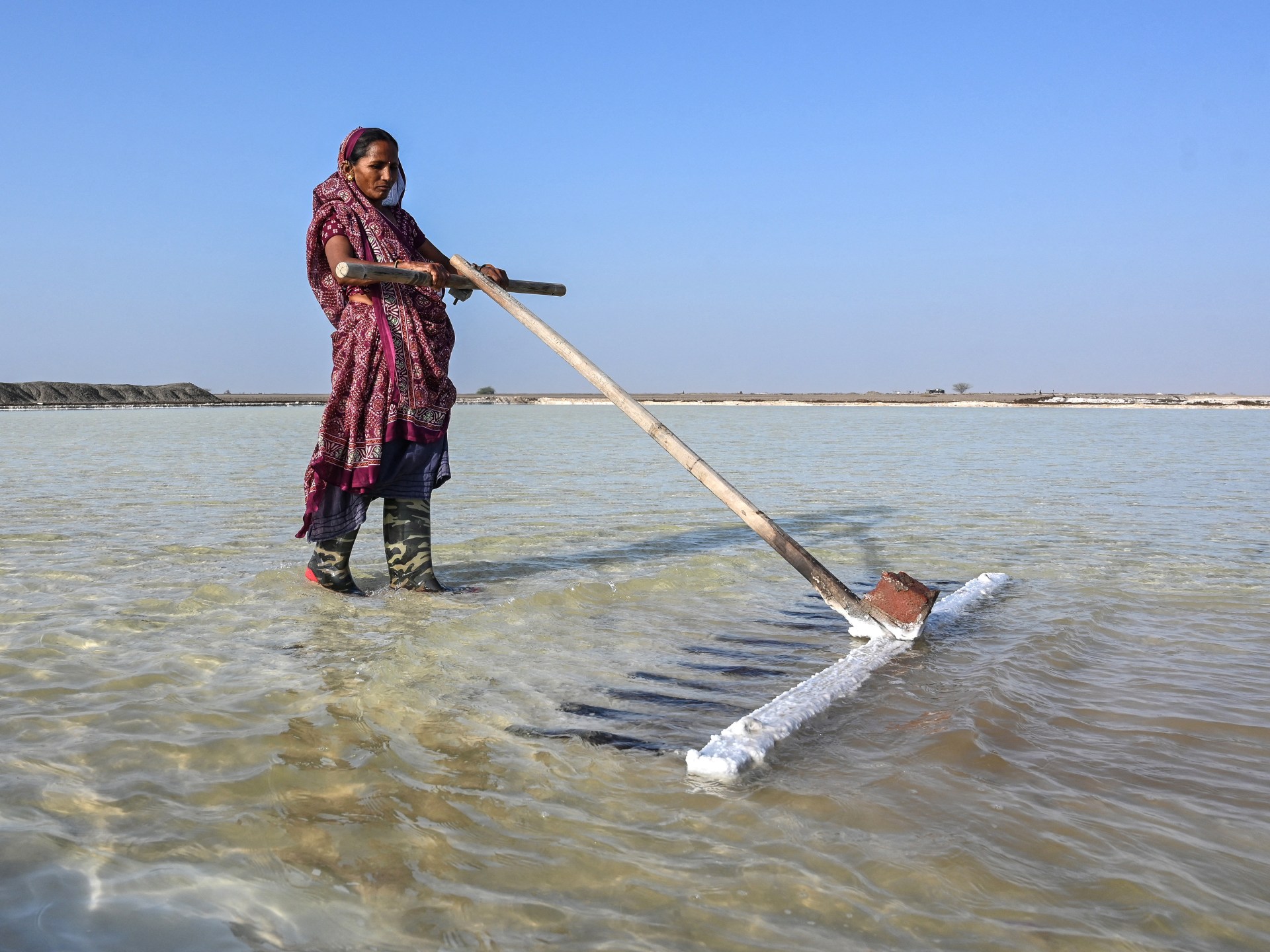 Foto: Para pekerja garam India menghadapi panas terik di padang gurun Gujarat