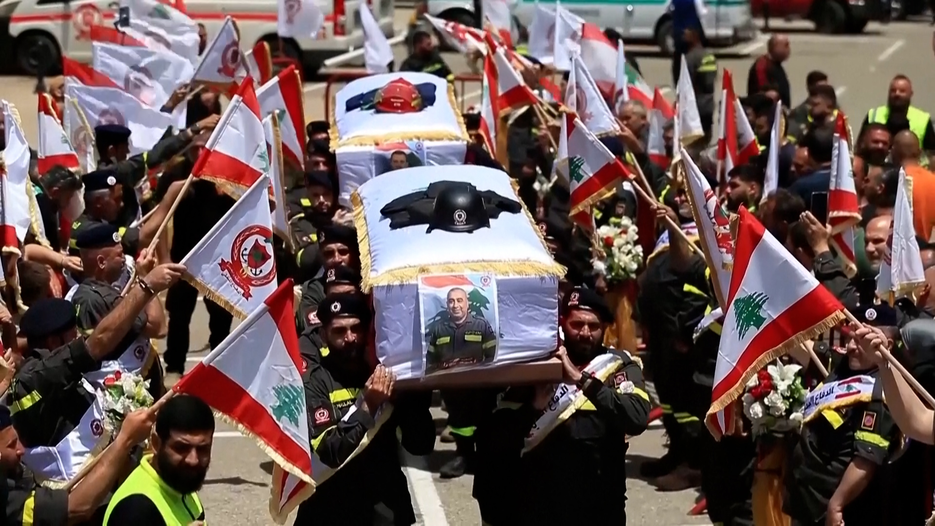 Pemakaman diadakan untuk dua paramedis Lebanon yang tewas dalam serangan Israel