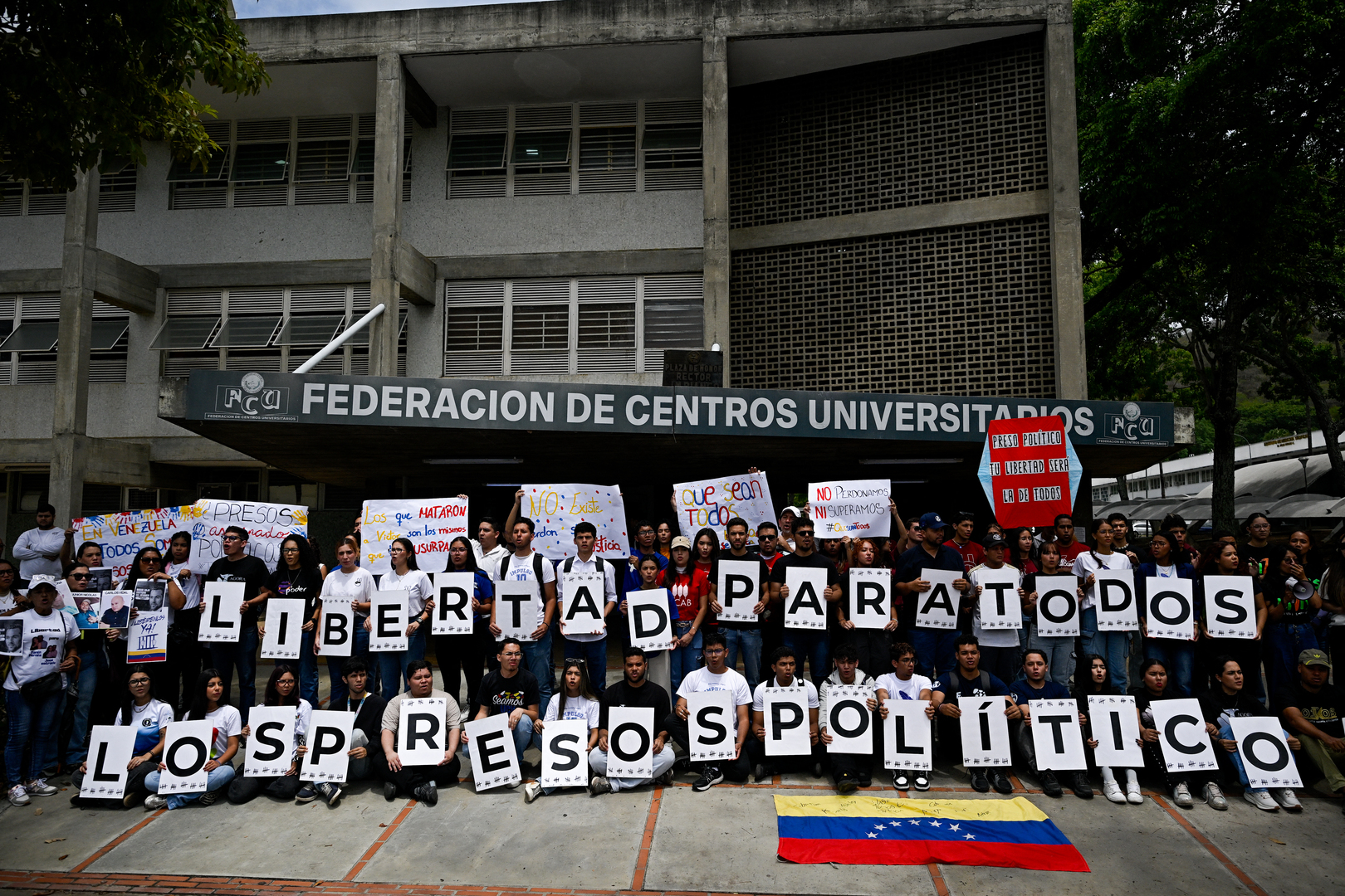 Mahasiswa di Caracas menuntut pembebasan tahanan politik
