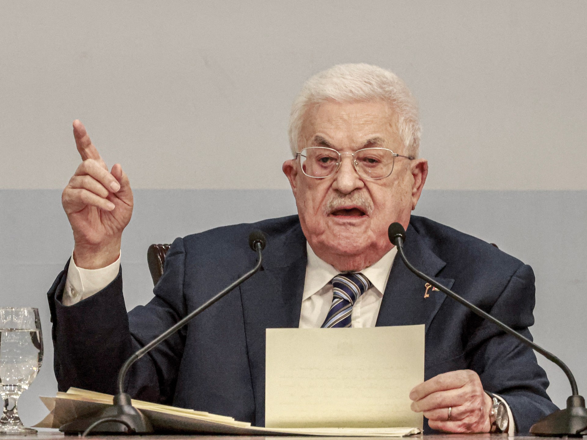 Presiden Palestina Abbas memberikan suara dalam pemilihan umum Fatah yang menentukan