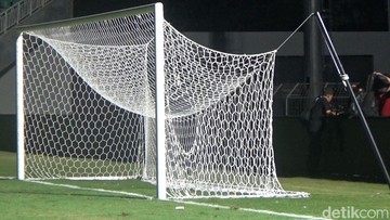 PSM Dikalahkan Persib di Kandang, Suporter Ricuh dan Bakar Gawang Stadion GBH
