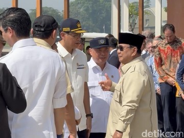 Usai Serahkan Alutsista ke TNI, Prabowo Tanya Purbaya: Dolar Gimana?