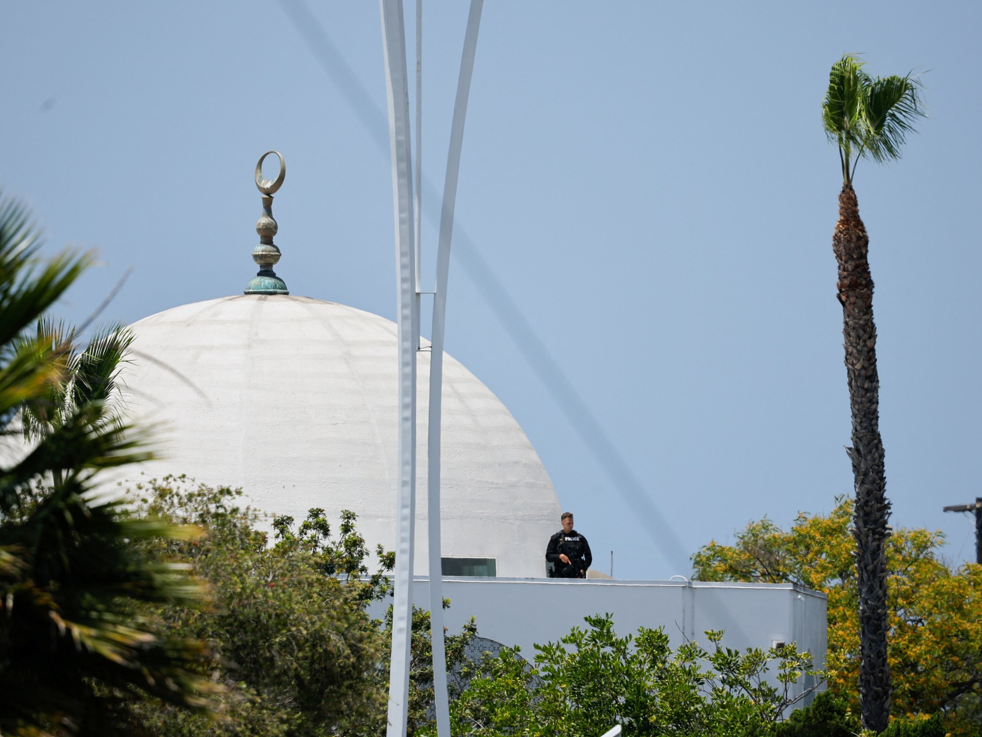Polisi merespons 'penembak aktif' di Islamic Center San Diego