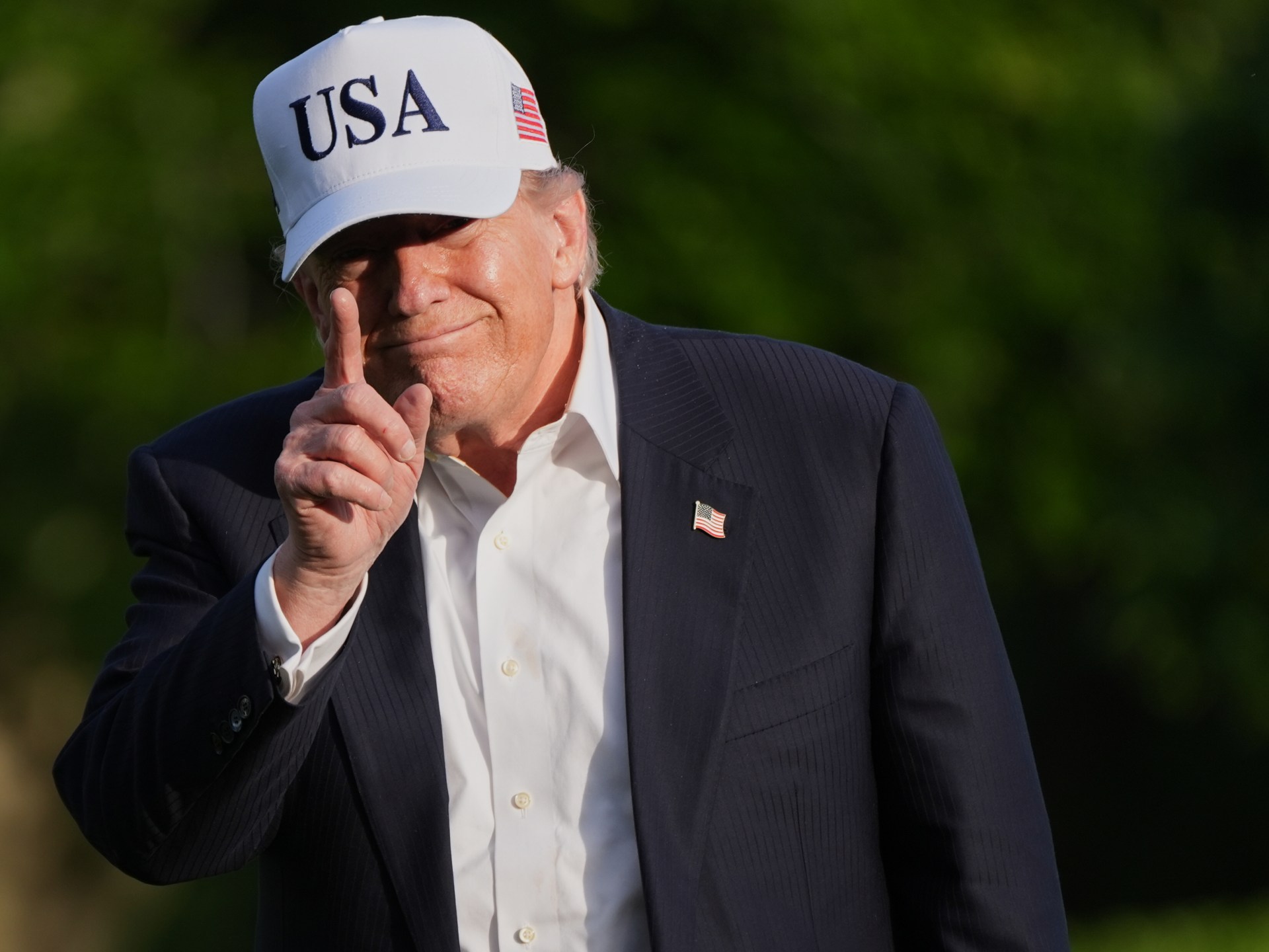 Trump menunda 'serangan terjadwal' terhadap Iran, memuji 'negosiasi yang serius'