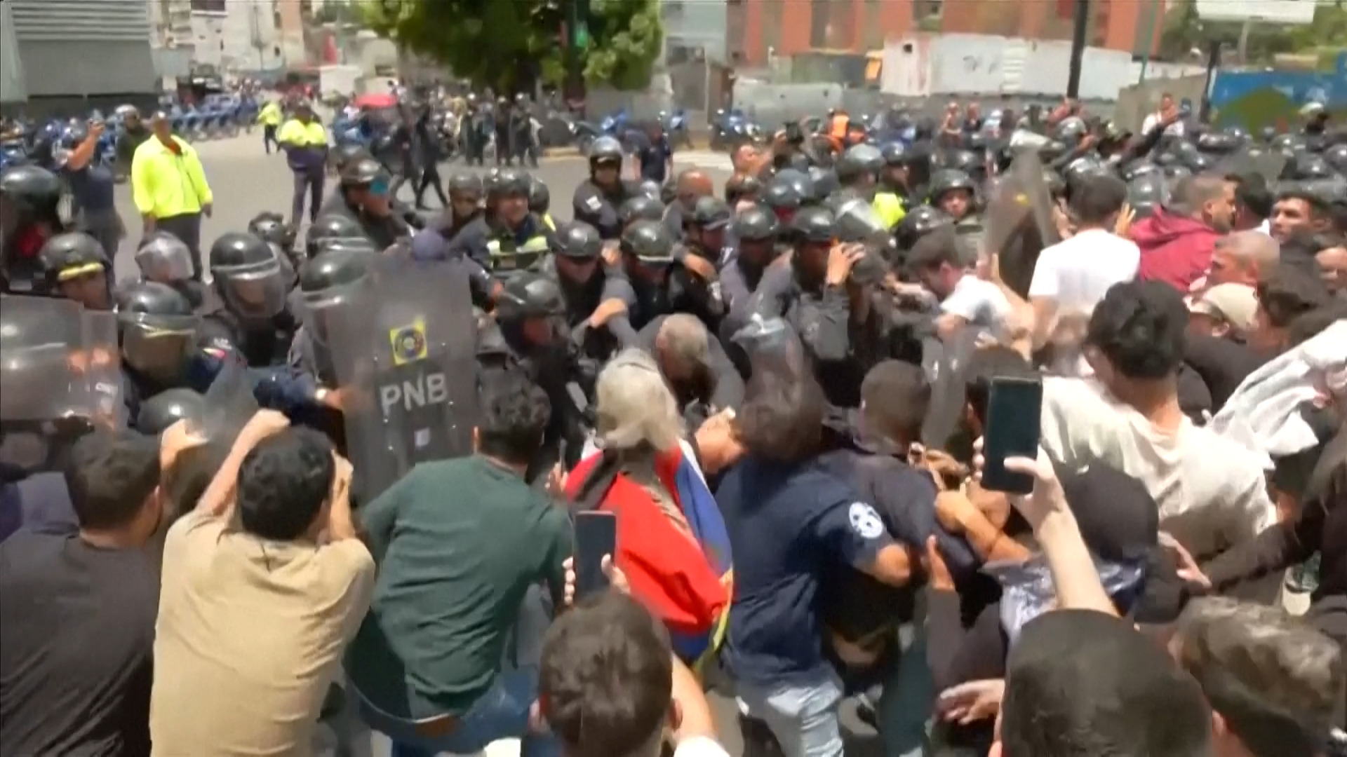 Pengunjuk rasa Venezuela bentrok dengan polisi saat unjuk rasa menuntut tahanan politik