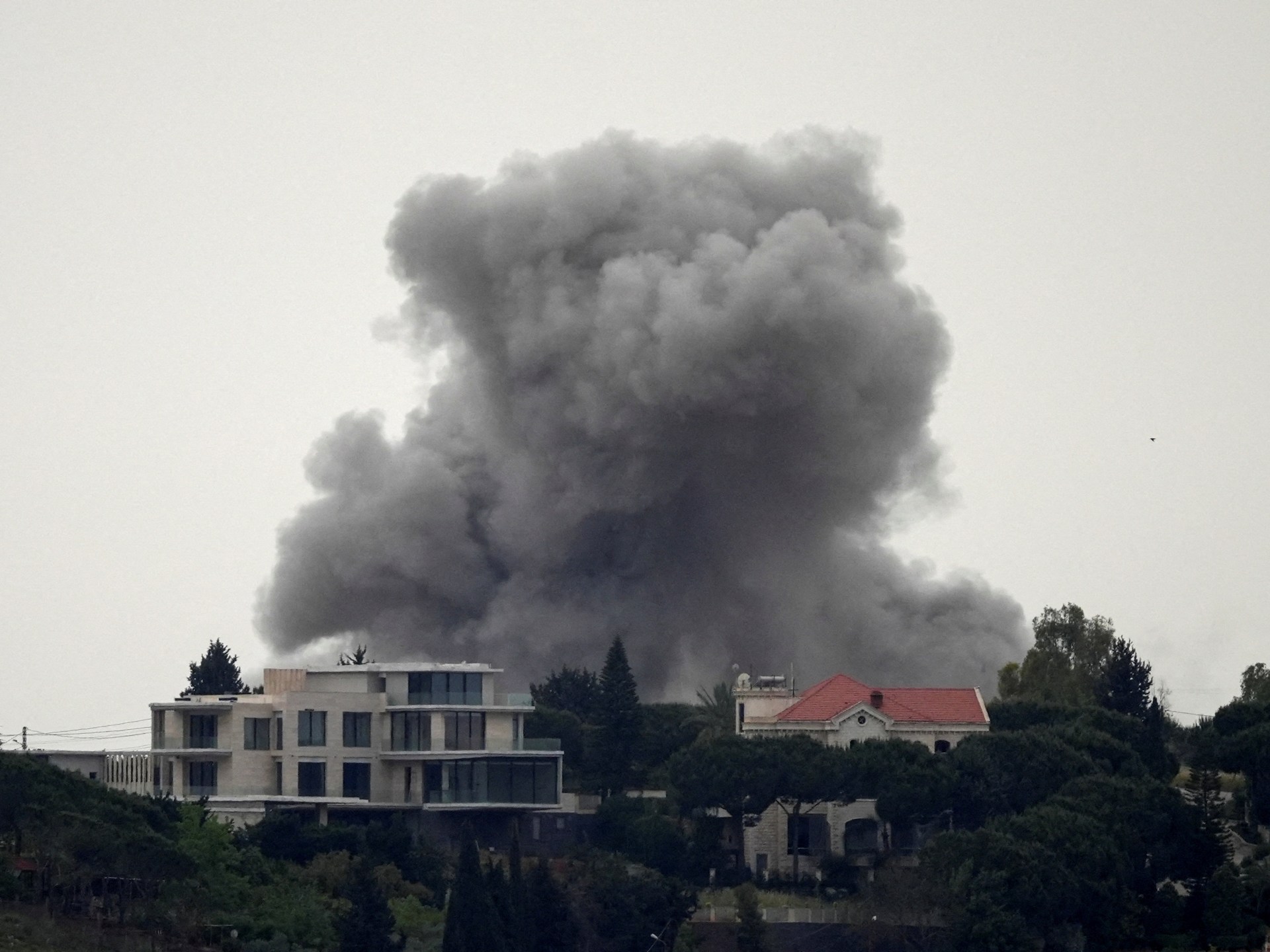 Trump mengatakan serangan Iran 'ditahan'; Israel membunuh 3.000 orang di Lebanon sejak Maret