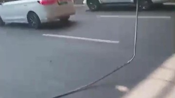 Hati-hati! Ada Kabel Listrik Menjuntai ke Jalan di Semanggi Jakpus