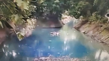 Viral Air Kali Rawalumbu Bekasi Tiba-tiba Jadi Biru, Ini Dugaan Penyebabnya