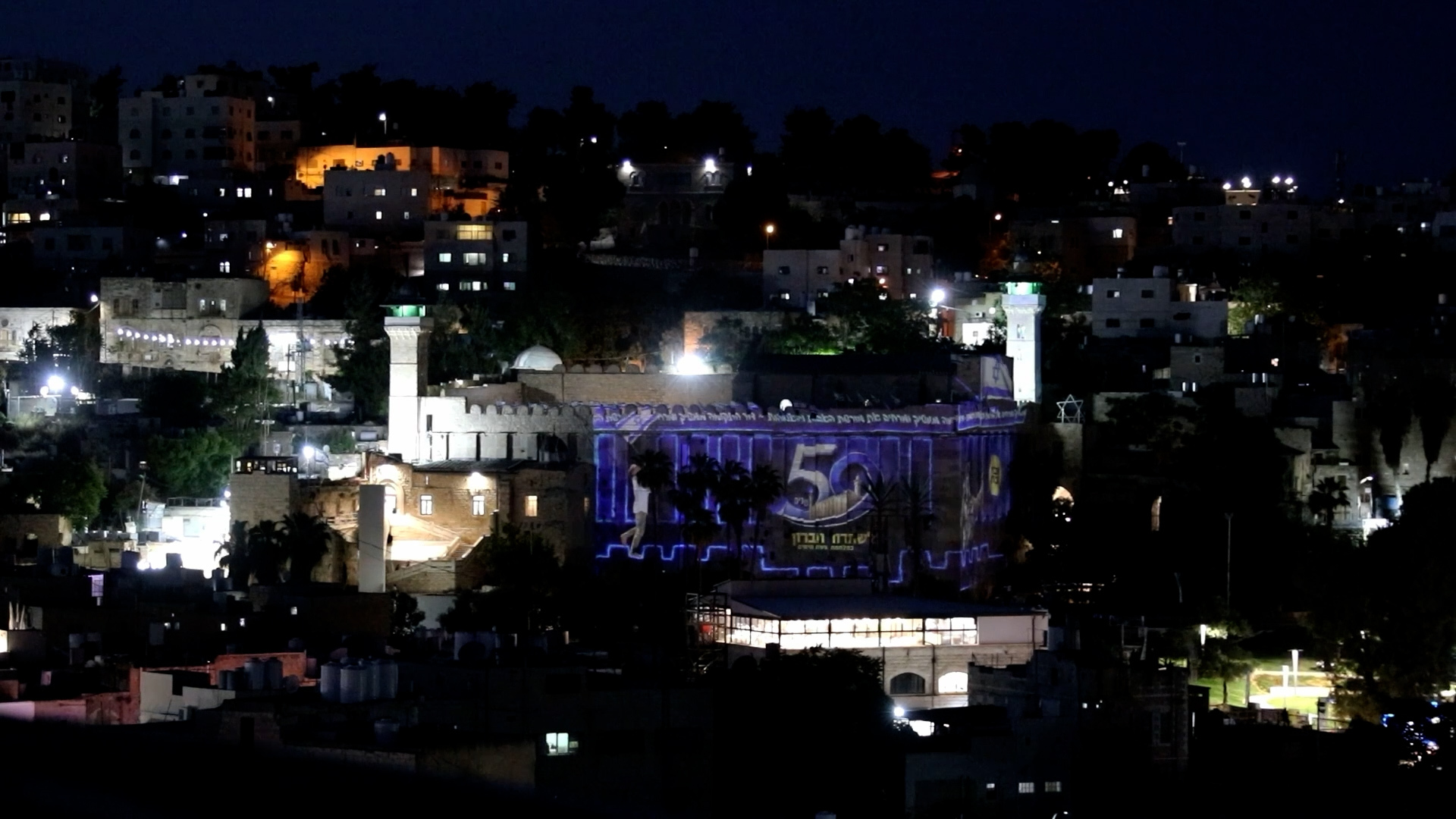 Masjid Ibrahimi di Hebron diterangi dengan warna bendera Israel