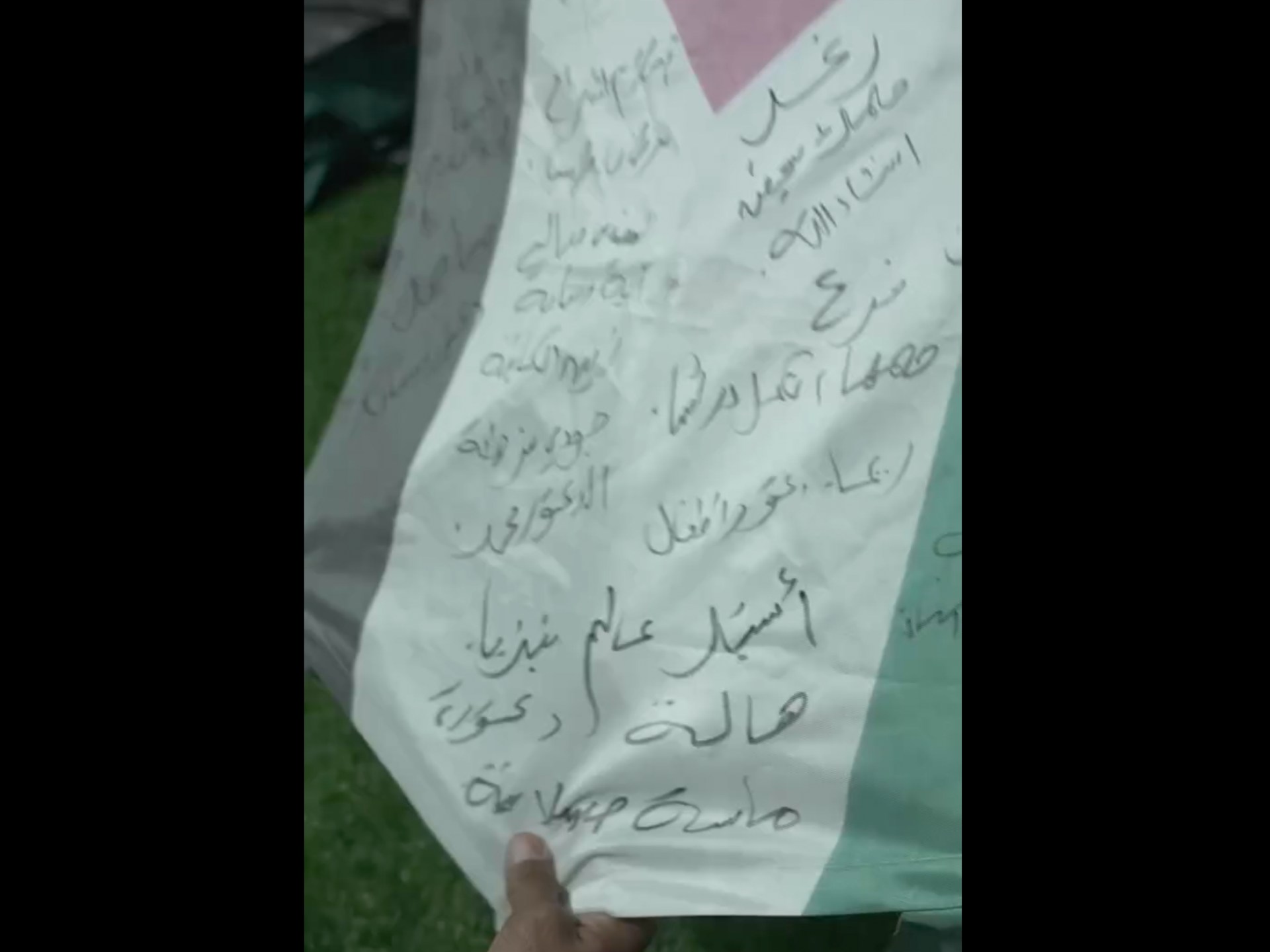 Layang-layang yang membawa pesan anak-anak Palestina mencapai puncak Gunung Everest