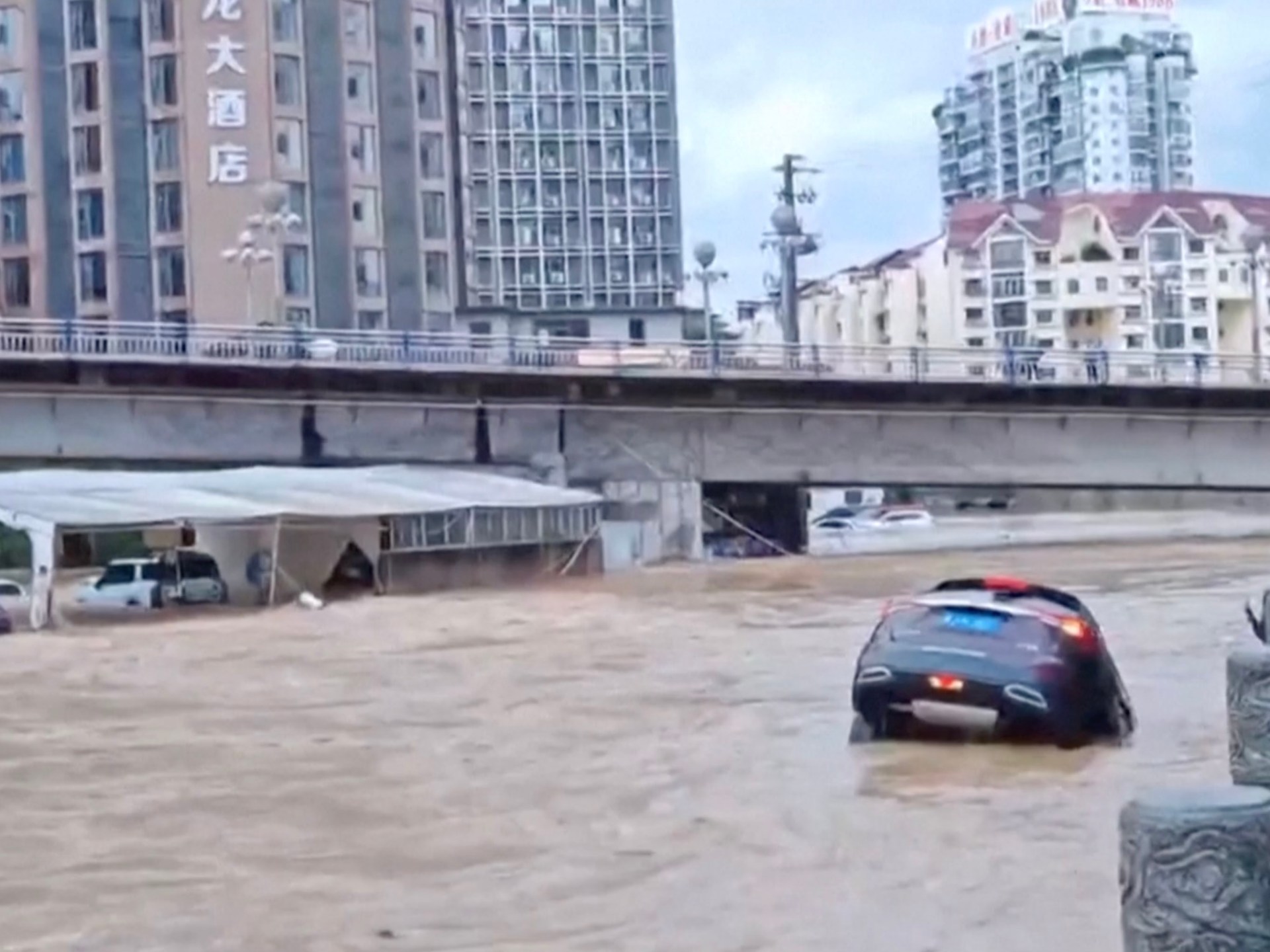 Banjir di Tiongkok selatan menghanyutkan mobil dan menghancurkan jembatan