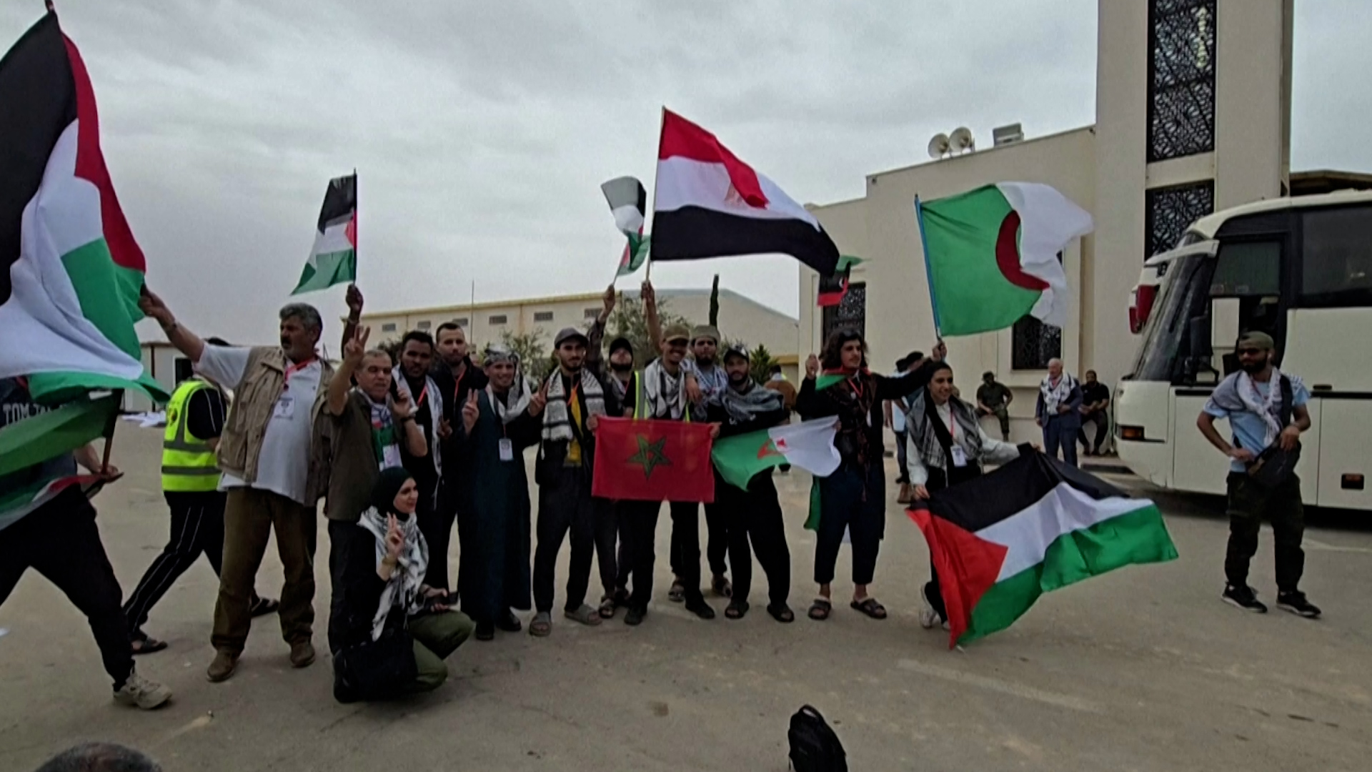 Aktivis mengambil bagian dalam konvoi darat dari Libya untuk membawa bantuan ke Gaza