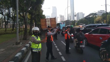 Truk Pecah Ban di Jl Gatot Subroto Arah Kuningan, Lalin Macet