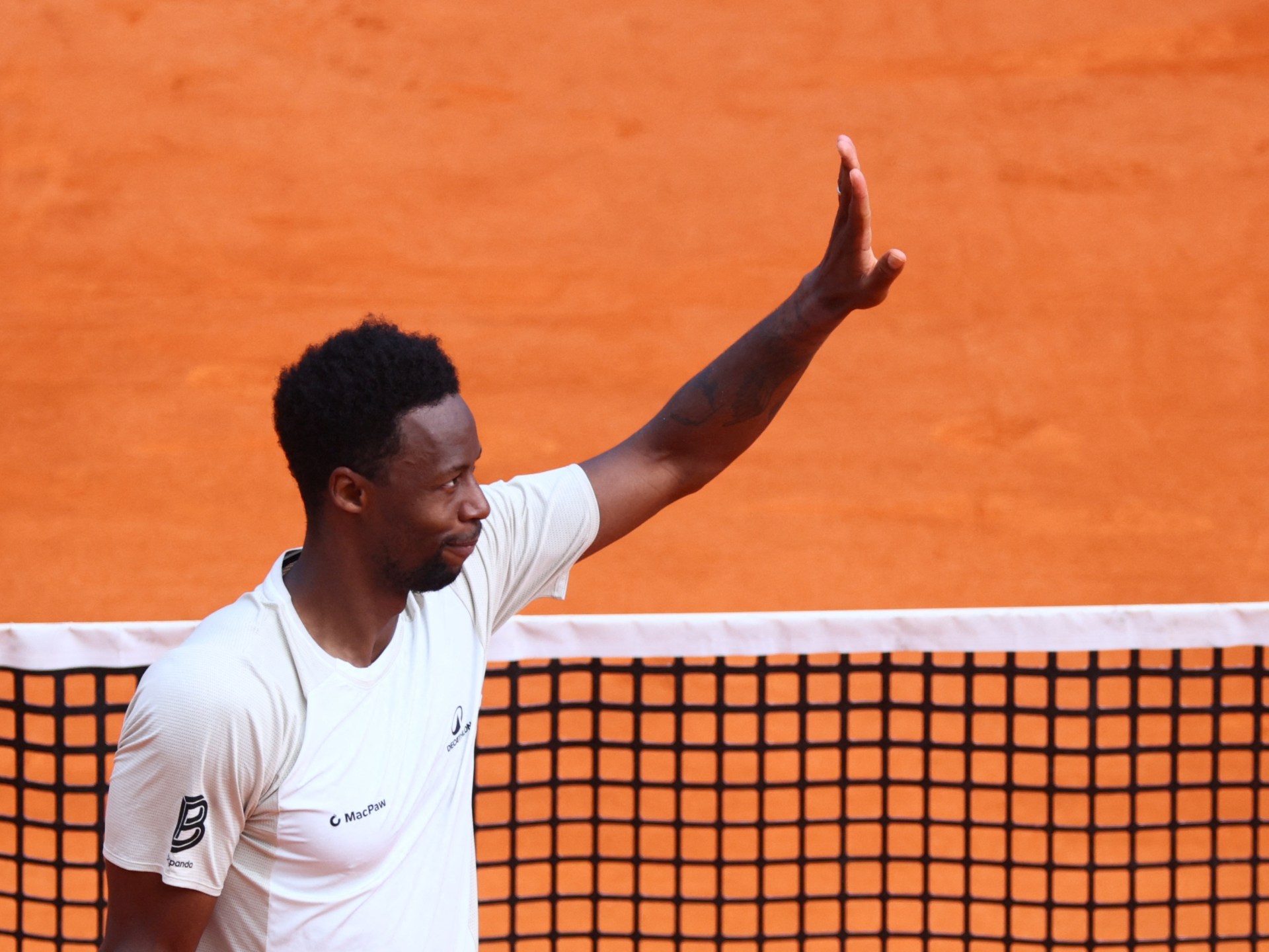 Monfils melakukan pemanasan untuk final Prancis Terbuka dengan pesta perpisahan bertabur bintang