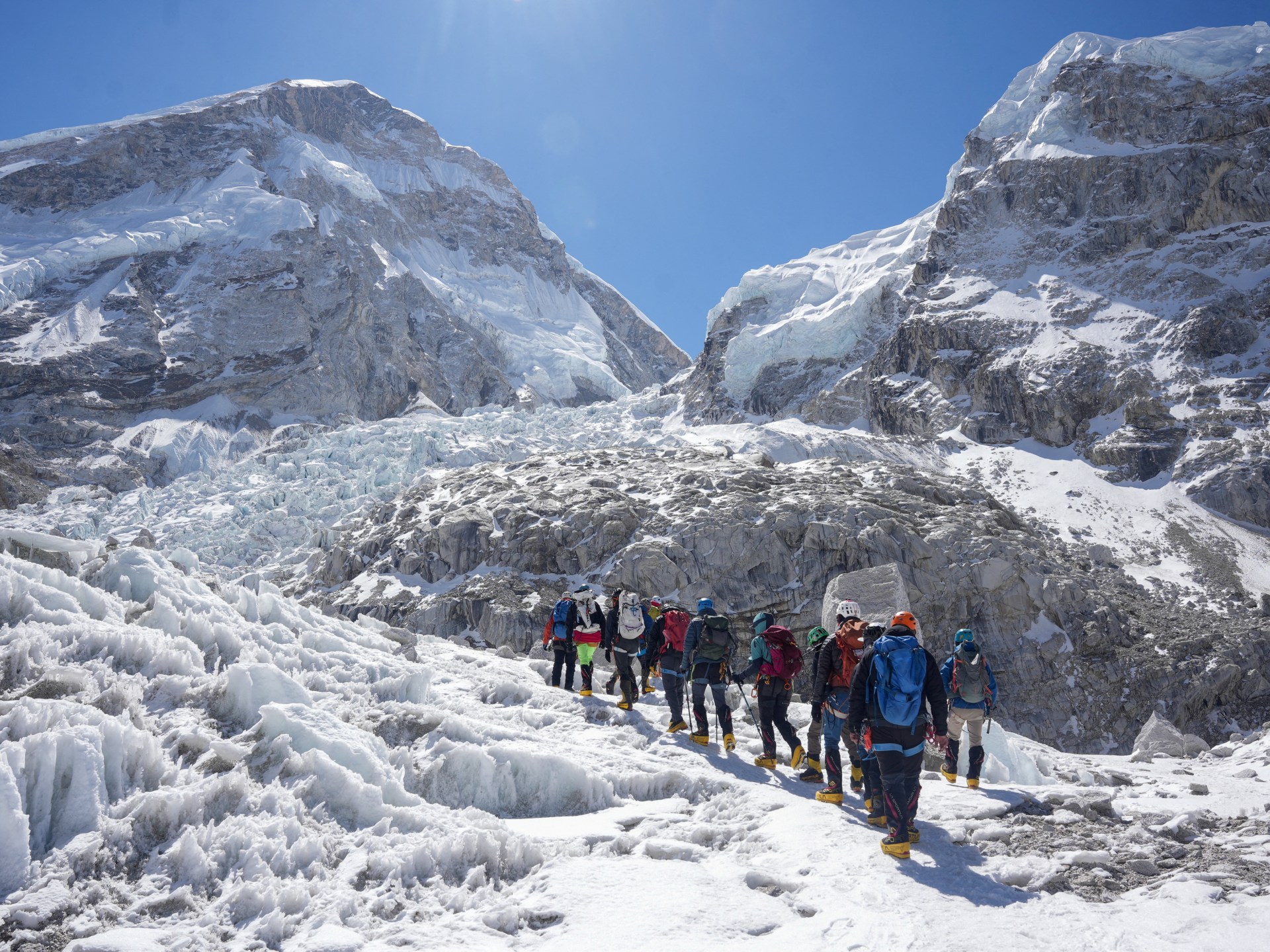 Pendaki asal Inggris memecahkan rekor puncak Everest ke-20