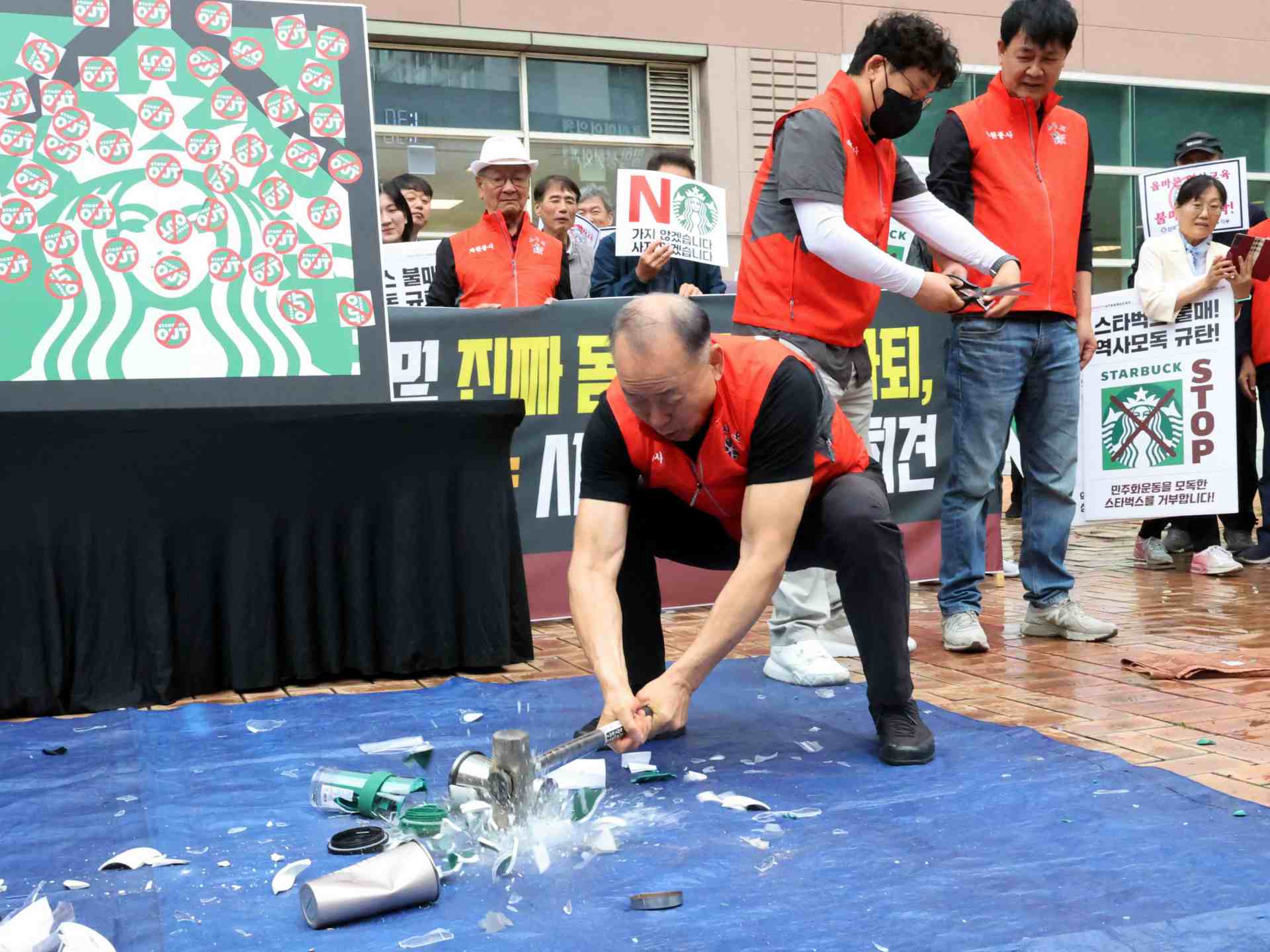 Aktivis Korea Selatan memecahkan cangkir Starbucks untuk memprotes kampanye 'Tank Day'