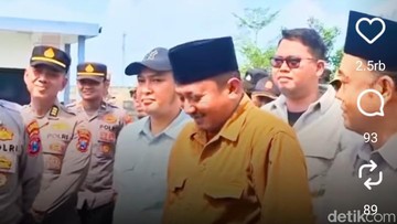 Anggota DPRD Bangkalan Senyum-senyum Saat Didemo Anak Sendiri