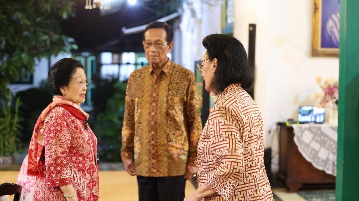 Sri Sultan Jamu Wedang Semlo ke Megawati Soekarnoputri di Kraton