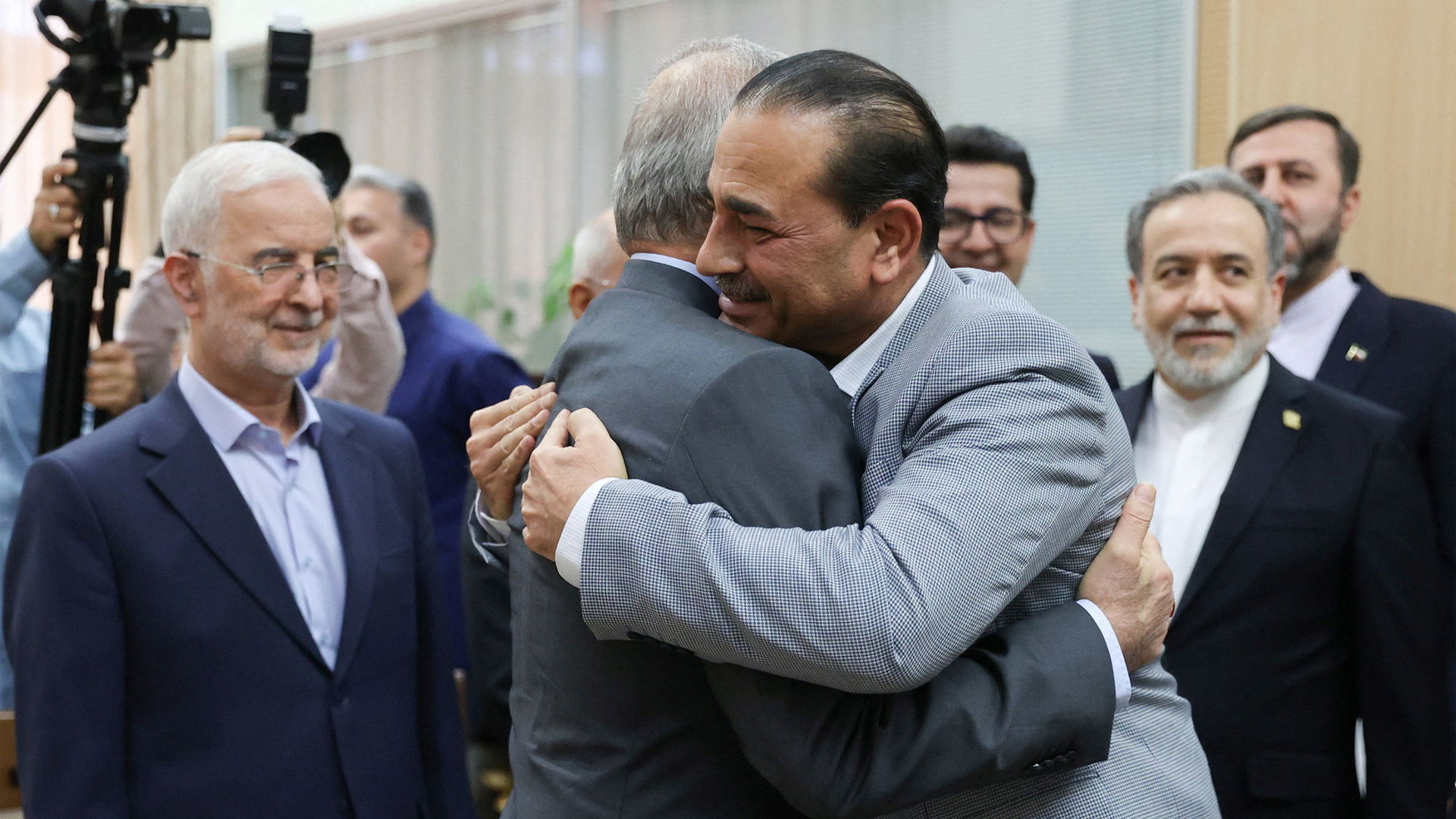Iran mengirimkan pesan yang 'bercampur aduk' ketika mediator Pakistan meninggalkan Teheran