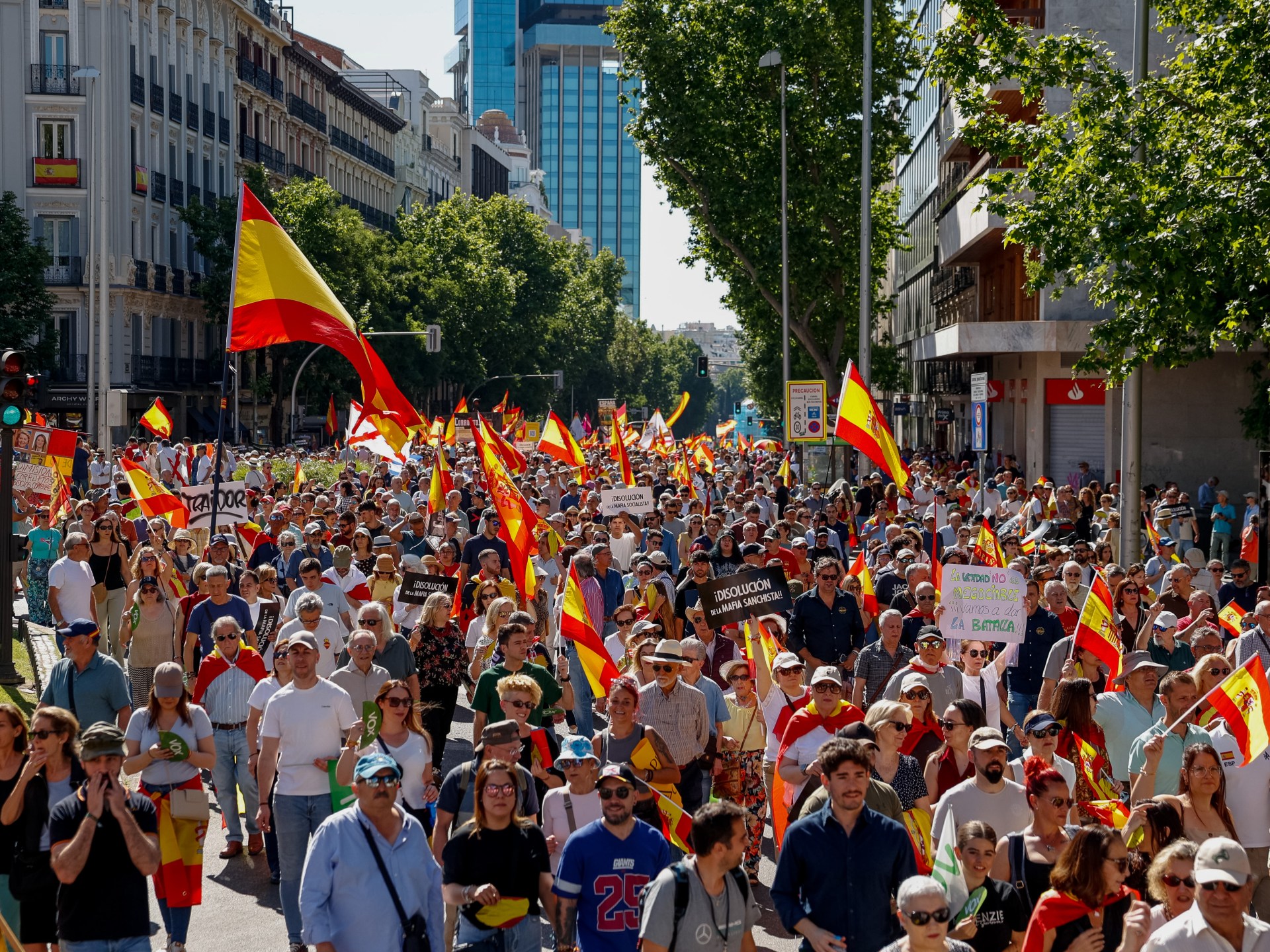 Ribuan orang melakukan unjuk rasa di Madrid menuntut PM Spanyol mundur karena tuduhan korupsi